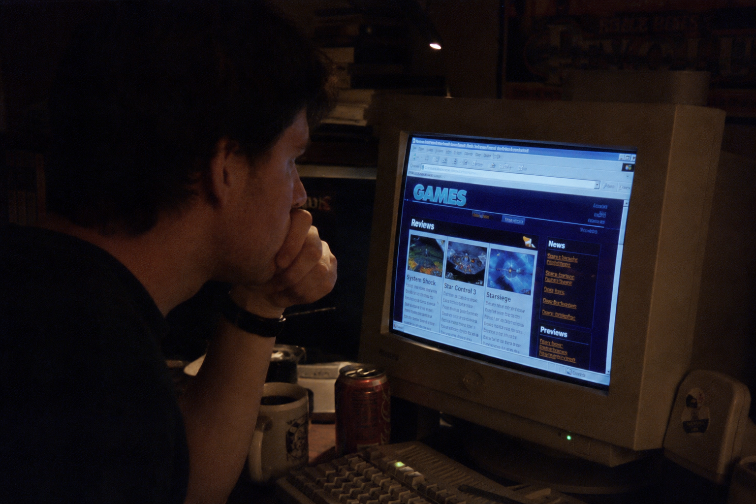 Jovem navegando na internet em um computador antigo, nostalgia