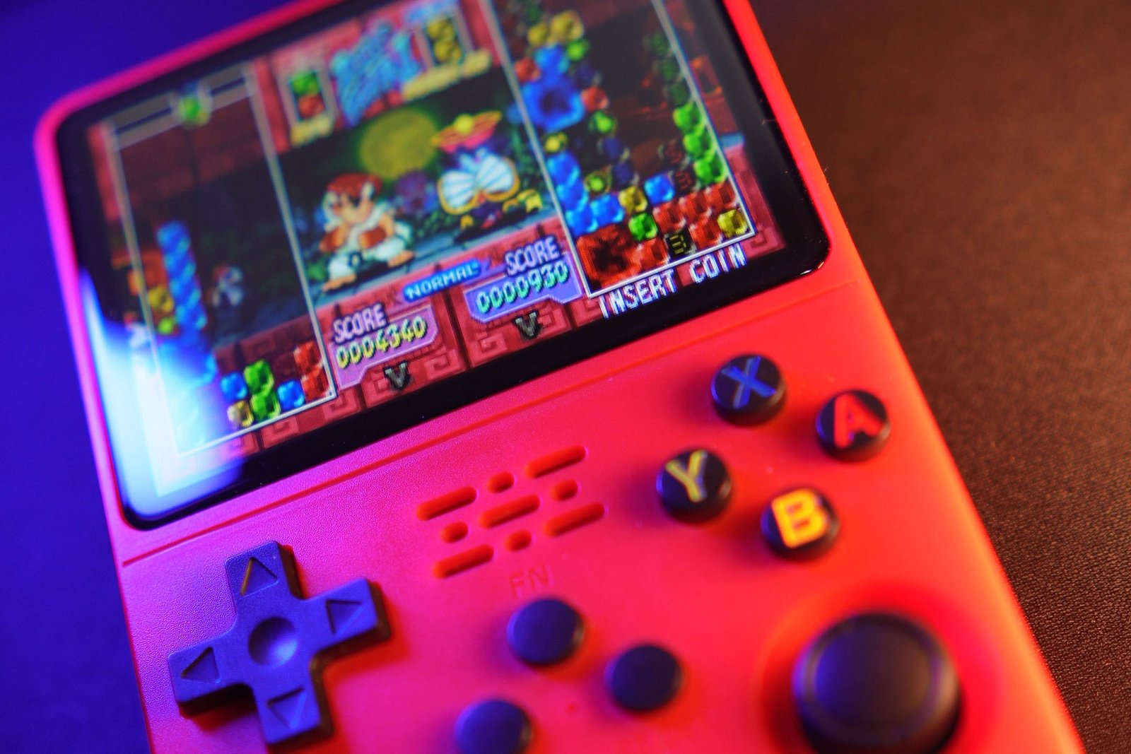 Imagem do console retrô r36s com o jogo puzzle fighters na tela